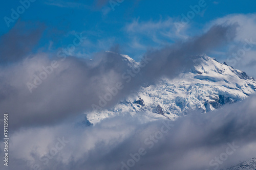 Cumbre del Volcán Tronador rodeada de nubes, Parque Nacional Nahuel Huapi, San Carlos de Bariloche, Patagonia Argentina. 