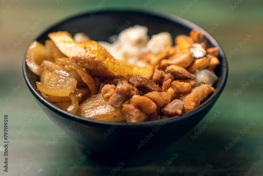 plato de mote con tostado y chicharrón plato de mote con tostado y chicharrón