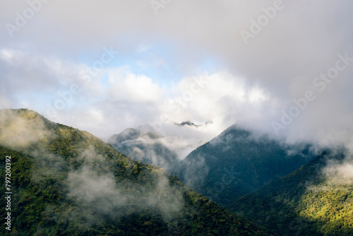 Parque nacional Sangay en ecuador, lagunas de atillo y montañas empinadas de los andes 