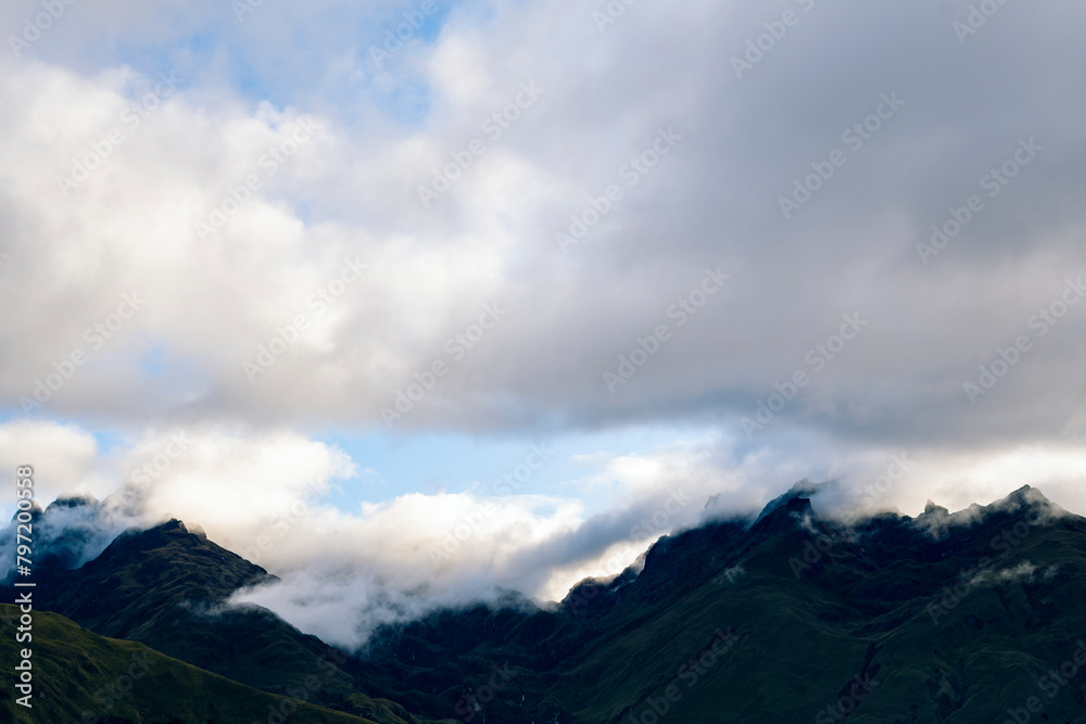 Parque nacional Sangay en ecuador, lagunas de atillo y montañas empinadas de los andes 