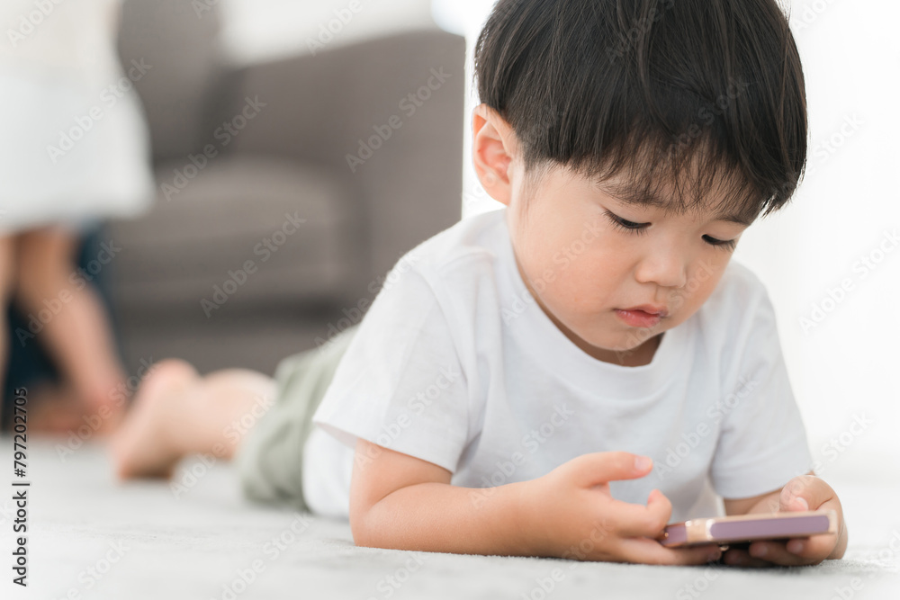 リビングでスマホで動画・ゲームをするアジア人の男の子
リビングでスマホで動画・ゲームをするアジア人の男の子