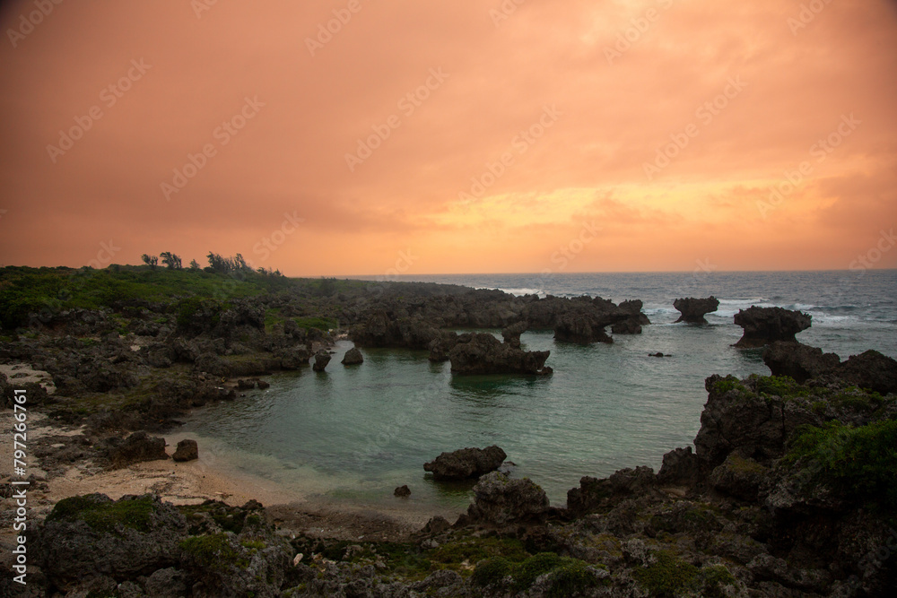 沖永良部島ウシジ浜の日の出、奇岩群