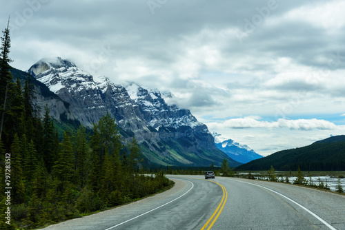 Driving in Icefields Parkway, Banff National Park, AB, Canada © Yaya Ernst