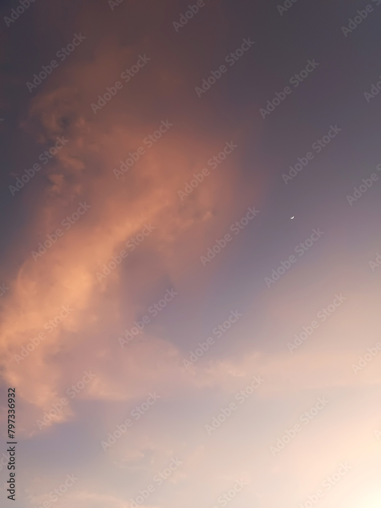Fototapeta premium Bright gentle sky at sunset