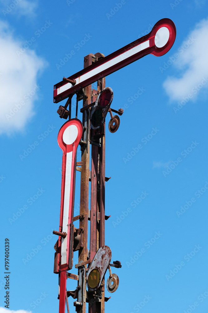Hauptsignal an einer stillgelegten Bahnstrecke, Deutschland Hauptsignal an einer stillgelegten Bahnstrecke, Deutschland