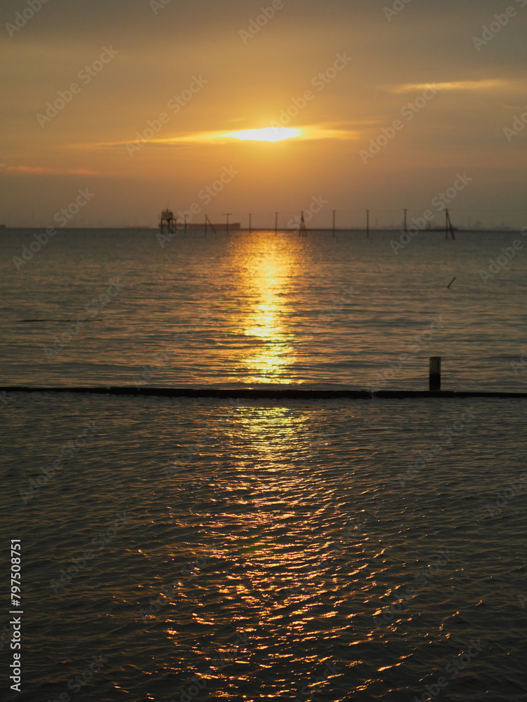 夕陽に染まる江川海岸の水面（千葉のウニユ塩湖）