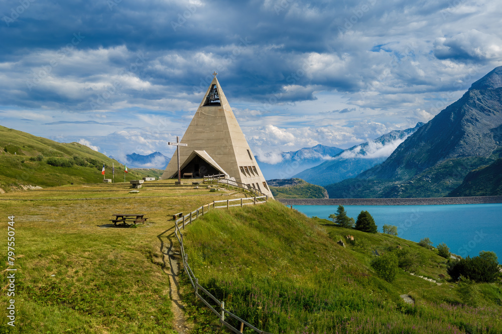 Φωτογραφία View of the modern pyramid shaped church, alpine lake of Mont-Cenis and mountains on background in France