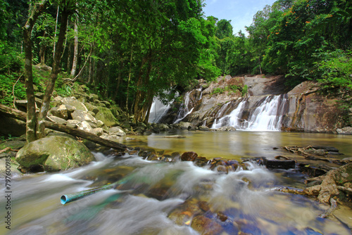 Foto Scenic of namtok ton nga chang waterfall or The Elephant Tusks Waterfall at Tone