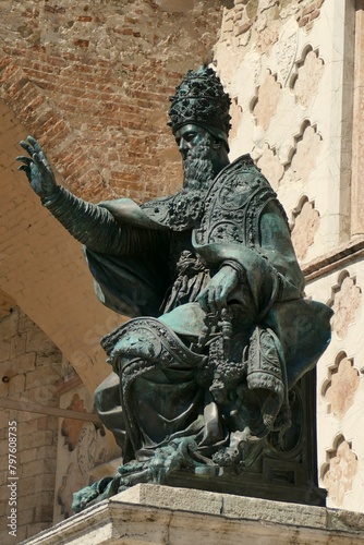 La statue en bronze du pape Jules II devant La façade latérale gauche de la cathédrale San Lorenzo de Pérouse