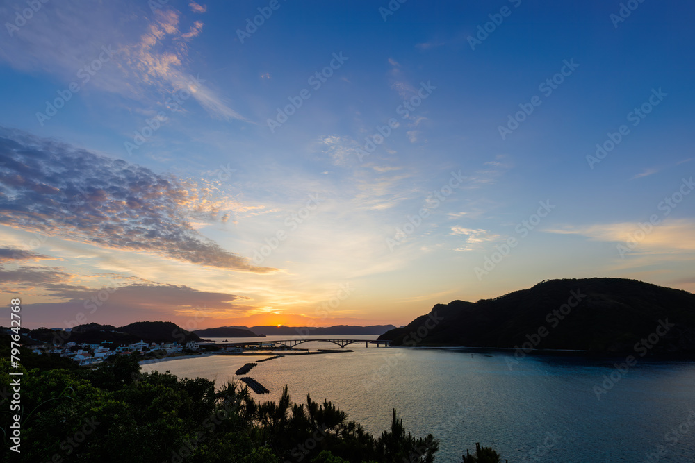 早暁の阿嘉島、天城（アマグスク）展望台。
東の座間味島から日が昇る。
右手から慶留間島、阿嘉大橋、阿嘉港が見える。
日本国沖縄県島尻郡慶良間諸島の阿嘉島にて。
2021年4月27日撮影。


At Aka Island, Kerama Islands, Shimajiri-gun, Okinawa, Japan.
Photographed on April 27, 2021.
Amagusuku 