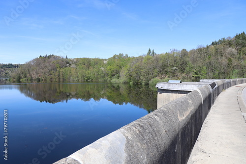 Barrage hydroélectrique sur la rivière Dordogne, ville de Bort-Les-Orgues, département de la Corrèze, France photo