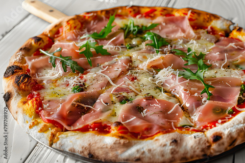 Deliziosa pizza italiana condita con sugo, speck e parmigiano