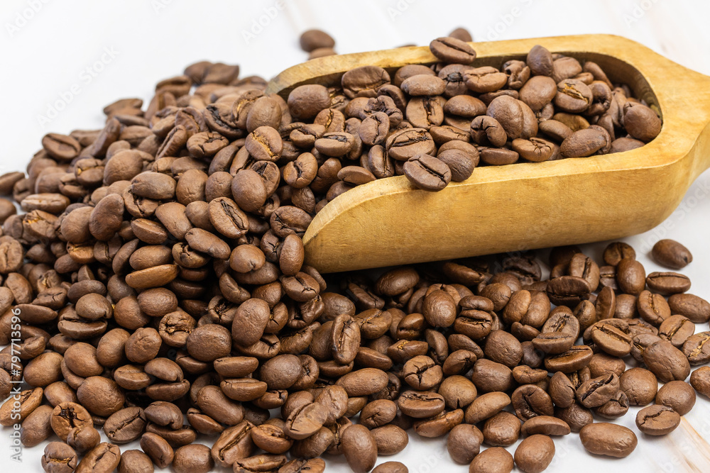 Fototapeta premium cuillère en bois rempli de grains de café, en gros plan 