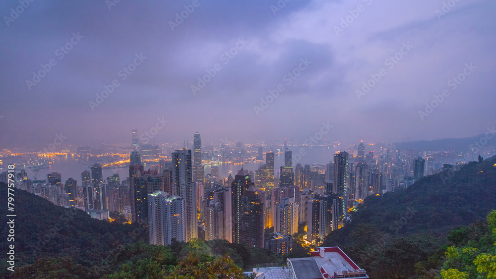 Obraz premium The famous view of Hong Kong from Victoria Peak night to day timelapse.
