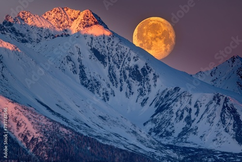 Ogromny księżyc w pełni zachodzi za Tatrami o poranku (ID: 797761546)