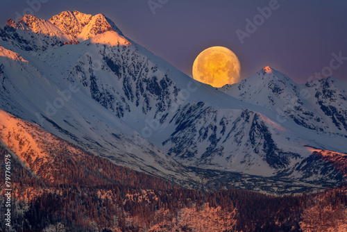 Ogromny księżyc w pełni zachodzi za Tatrami o poranku (ID: 797761575)