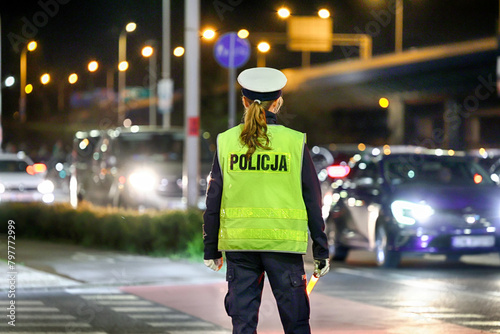 Policjantka ruchu drogowego zatrzymuje pojazd. © FotoDax