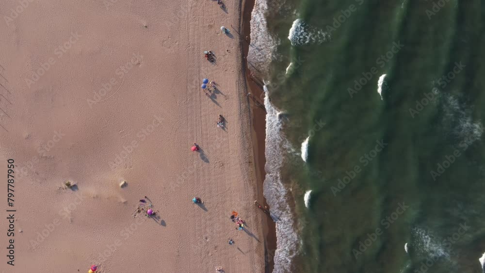 Playa de Xeraco con turistas tomando el sol (Valencia-España). Imágenes tomadas con drone en 4k