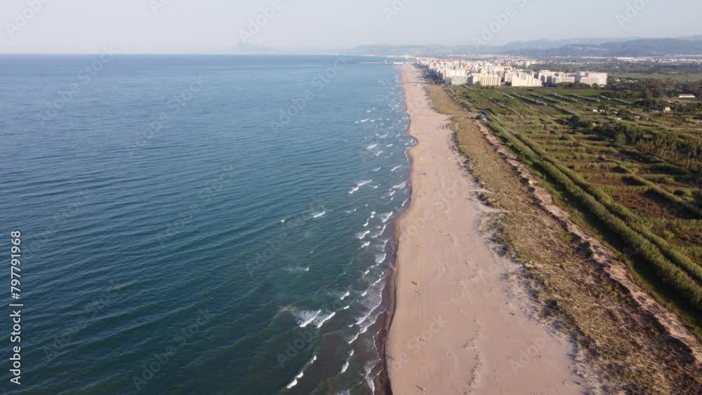 Playa de Xeraco con turistas tomando el sol (Valencia-España). Imágenes tomadas con drone en 4k