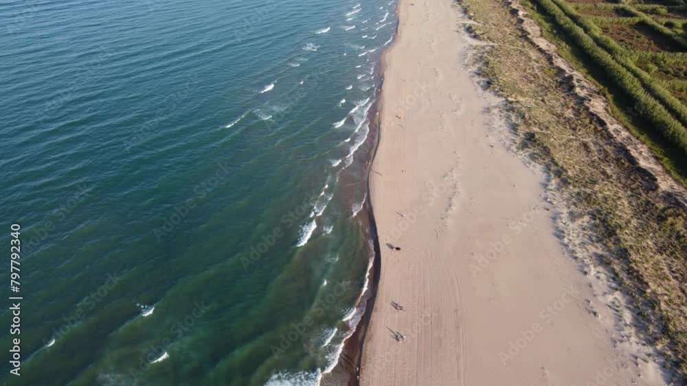 Playa de Xeraco con turistas tomando el sol (Valencia-España). Imágenes tomadas con drone en 4k