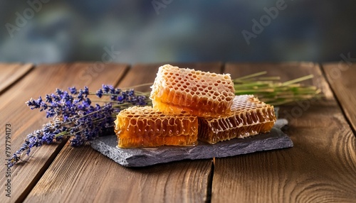 bread and butter, "Frühlingserwachen: Honig in Waben und Lavendel auf einem Holztisch"