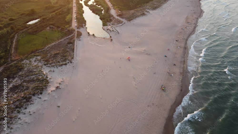 Playa de Xeraco con turistas tomando el sol (Valencia-España). Imágenes tomadas con drone en 4k