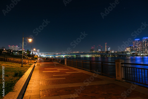 東京都江東区 夜の豊洲、海沿いの遊歩道