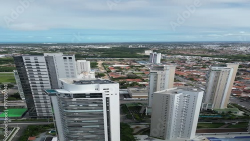 Altiplano bairro nobre em joão pessoa com muitos predios e mar lindo (Altiplano upscale neighborhood in João Pessoa with many buildings and beautiful sea)