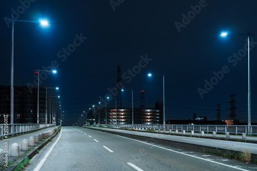 左右の街灯に照らされた道路