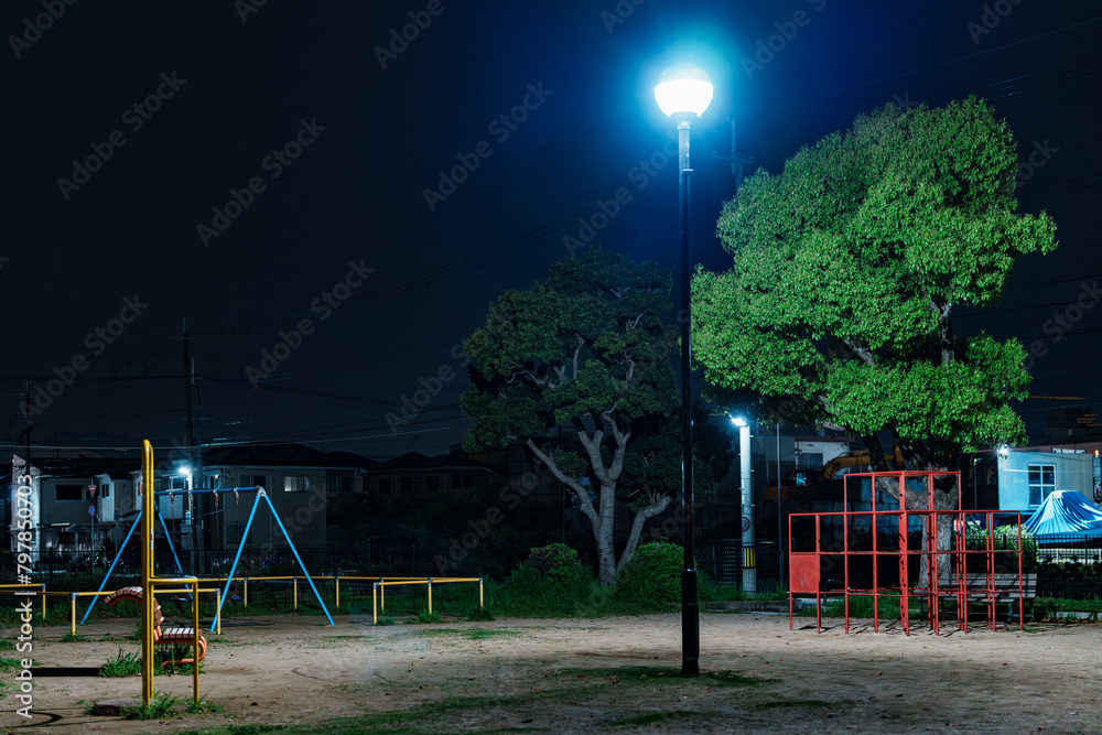 深夜の公園と街灯