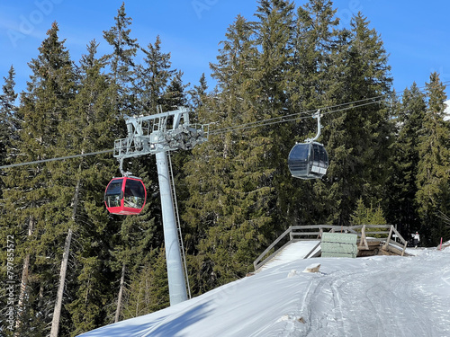 Rothornbahn 1 (Canols-Scharmoin) 8pers. Gondola lift (monocable circulating ropeway) or 8er Gondelbahn (Ein-Seil-Umlaufbahn) in the Swiss winter resort of Lenzerheide - Canton of Grisons, Switzerland photo