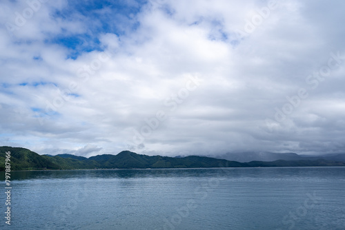 雲に覆われる初秋の田沢湖