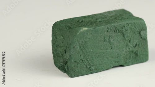 Green paste for polishing in a bar