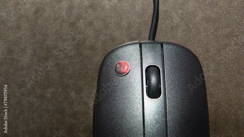 Souris d'ordinateur avec le symbole Yin et Yang sur le clic gauche	 photo