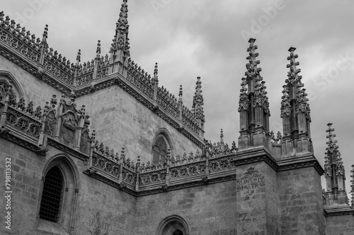 Vista en blanco y negro de la fachada de la Capilla Real de Granada (España)