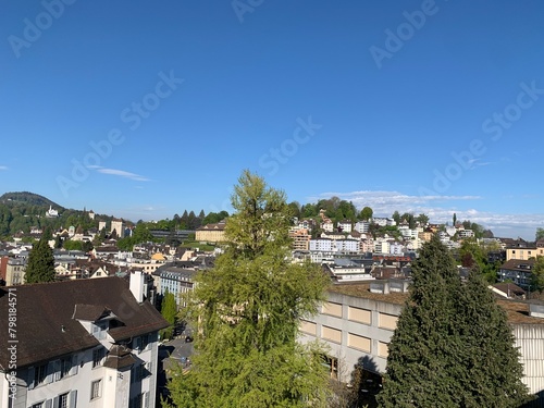 Aussicht auf die Hausdächer der Stadt Luzern am Vierwaldstättersee, Schweiz