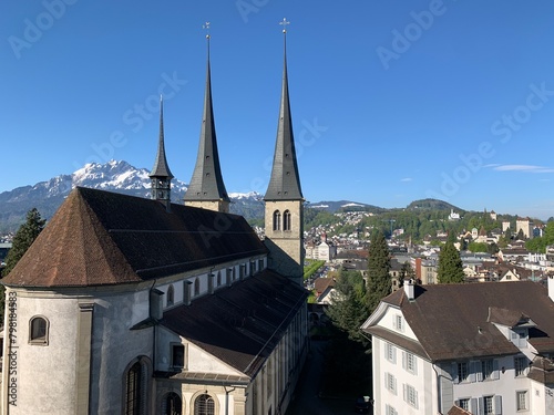 Stadt Luzern mit der Kirche - Hofkirche St. Leodegar - Gotischer Baustil,  der schneebedeckte Berg Pilatus und der Vierwaldstättersee im Hintergrund,  Schweiz - Europa