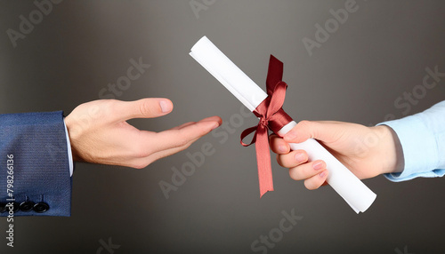 diploma entregado en mano