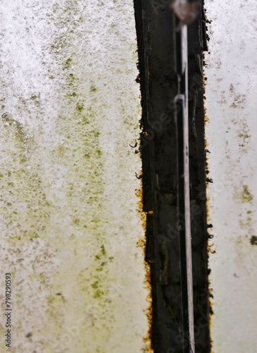 Alte Dachluke im Haus mit abblätternder Farbe © Clarini