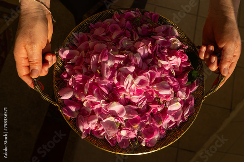 Fototapeta Naklejka Na Ścianę i Meble -  Pink roses stuffed on a tray.
