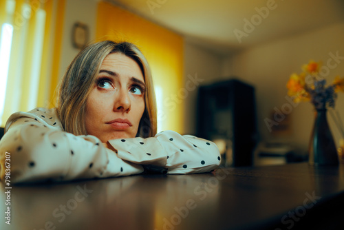 Foto Unhappy Bored Receptionist Waiting for New Guests in a Hotel