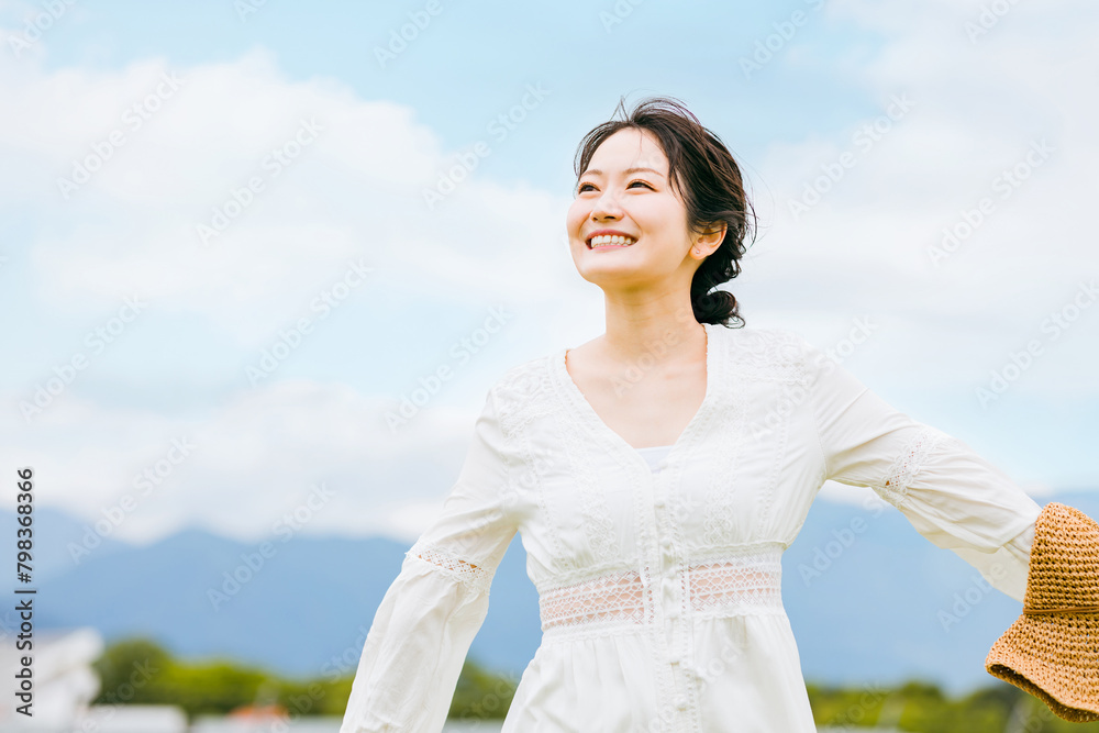 夏休み・GWに避暑地・リゾート地・田舎・地方に旅行に来た女性（リフレッシュ・バカンス・ストレス解消）
