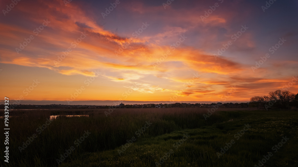 Fototapeta premium Beautiful sunset over the field