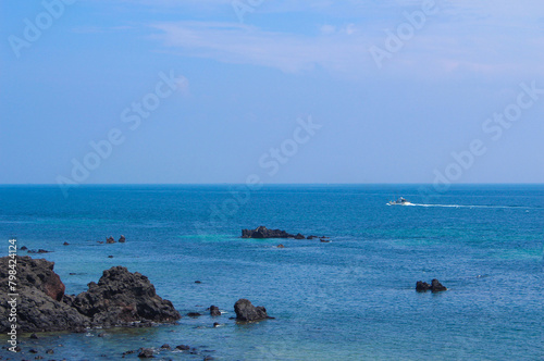 바다 위에 있는 배와 여름 제주 Boat on the sea and summer jeju © byungwoon