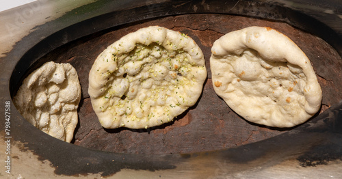 Foto A look inside a tandoori oven baking naan breads