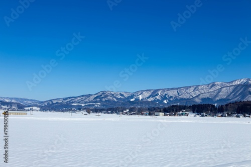 一面真っ白な長野県飯山の山並み