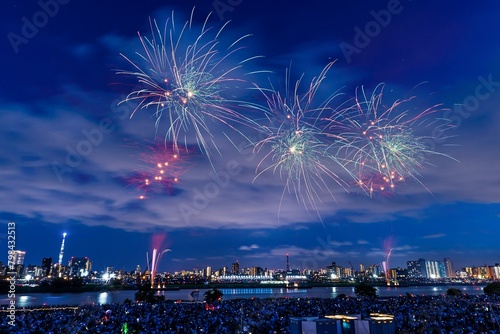 東京の夜景とスカイツリーとともに見る花火大会