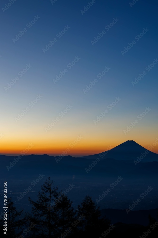 日の出前の富士山のシルエットと青空