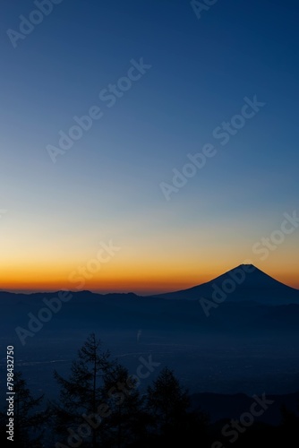 日の出前の富士山のシルエットと青空