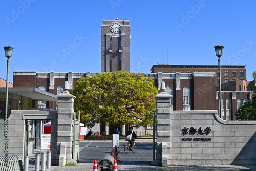 4月の京都大学 吉田キャンパス正門